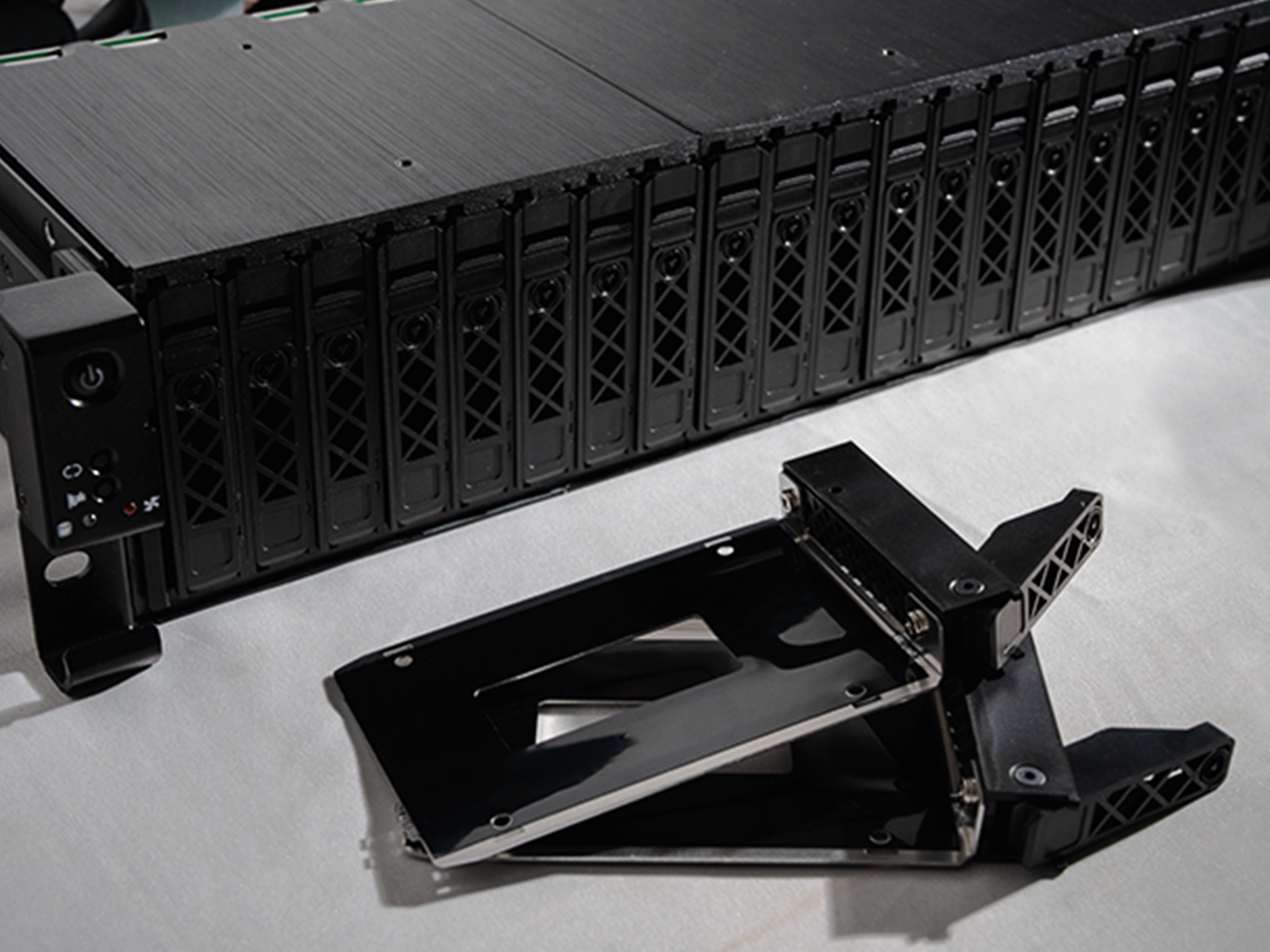 neu auf den Markt gebracht!! 12 GB/s Sas/NVMe-Speichergehäuse