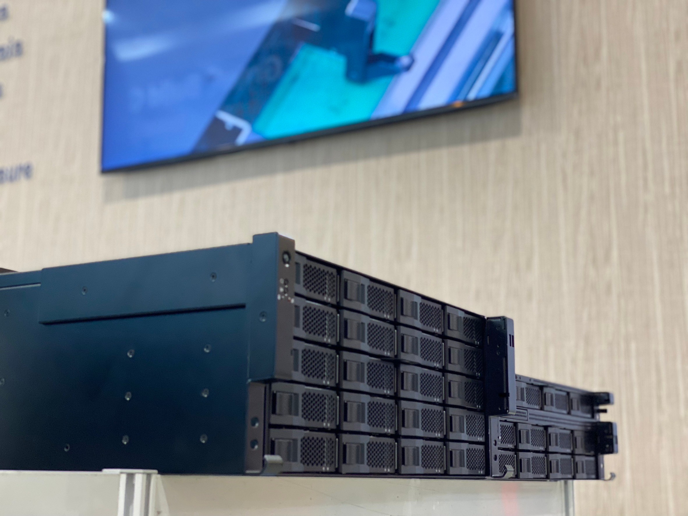 neu auf den Markt gebracht!! Einschubloses 12-GB/s-SATA/SAS-Speichergehäuse